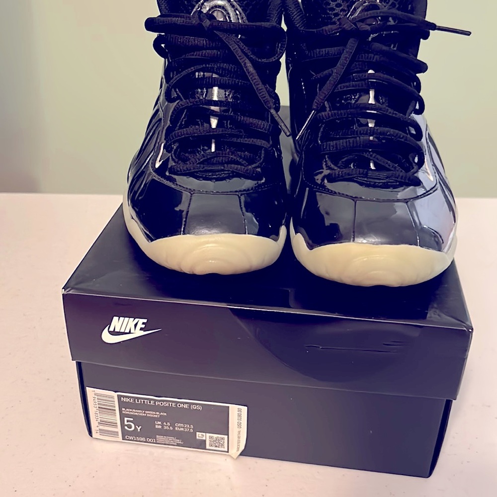 Kids posit sizes 5 in great shape is black barely green nori color